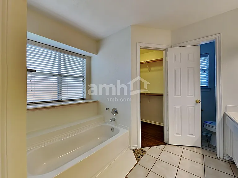 1082 Springhill Dr — Photo 12