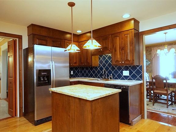 3rd image of 90 Oakgrove Dr