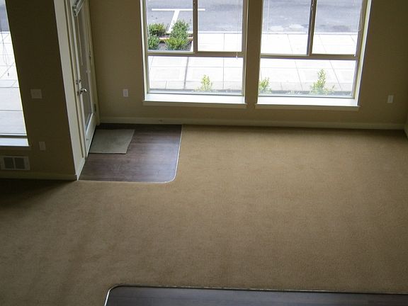 4th image of 974 Discovery Cir NE
