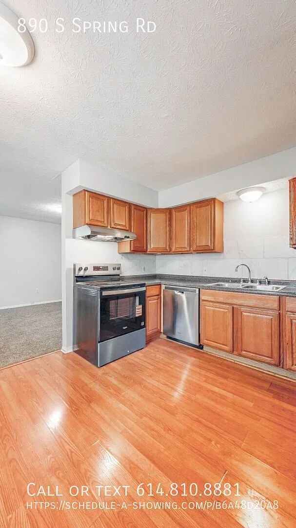 Lowest Price of The Year $1,100. Plus, $300 Off First Month Rent & We'll Credit Your Application ... — Photo 1
