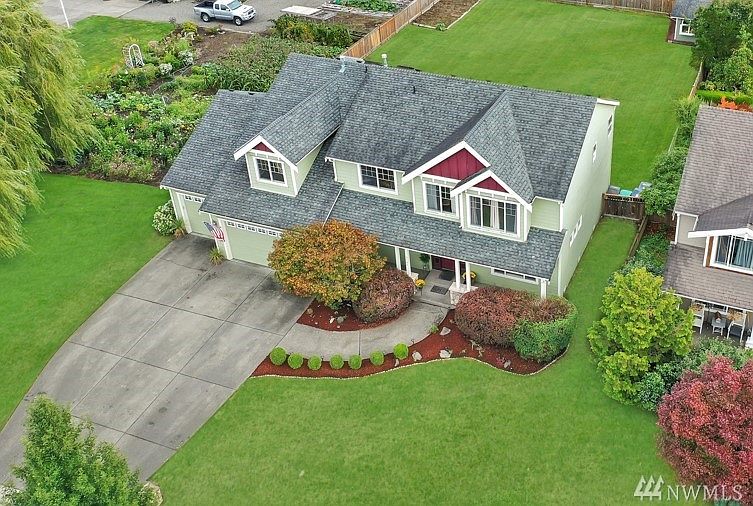 Welcome home to this amazing Takoba resale!
