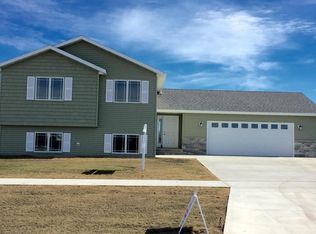4153 S 32nd St, Grand Forks, ND 58201
