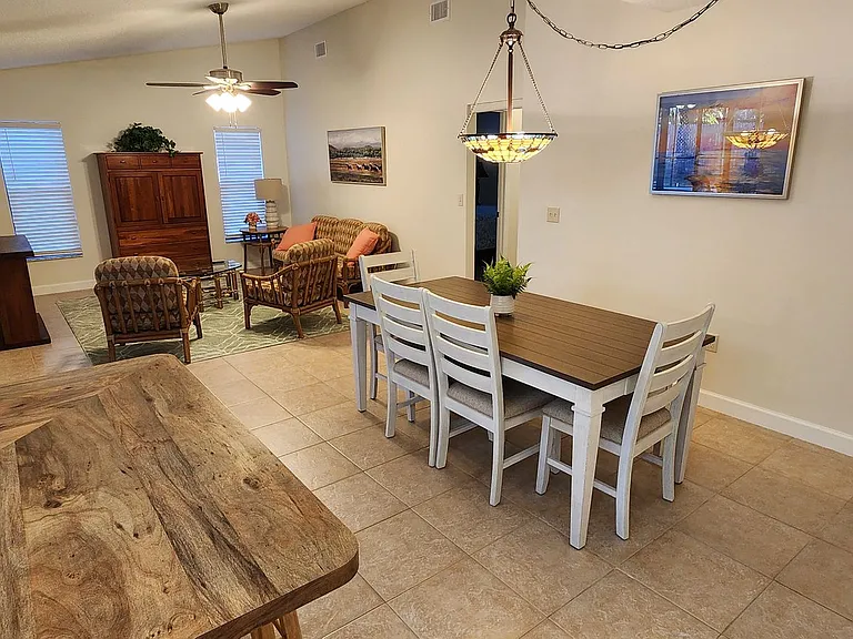 1526 Georgetowne Ln — Photo 4