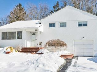 925 Shari Ln, East Meadow, NY 11554