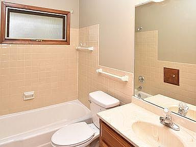 Main level bath room