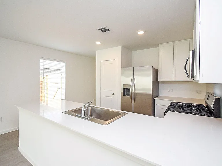 3045 Fantasy Terrace Dr — Photo 6