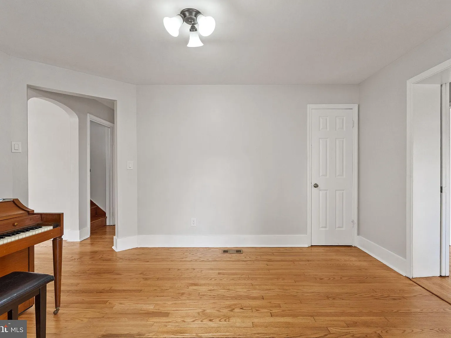 4 bed, 3.0 bath, 1734 sqft, $4,199 — Photo 3