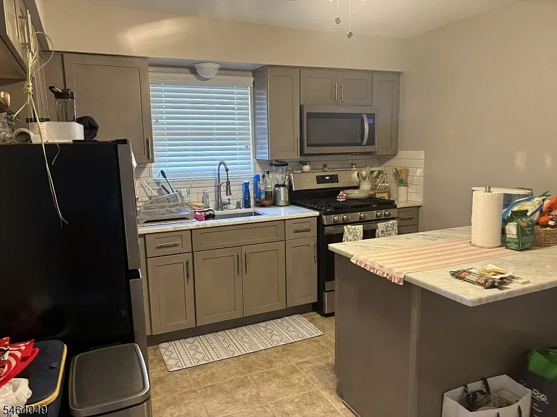 3 bed, 1.5 bath, $2,850 — Photo 3