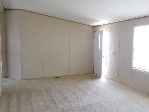 Living room/Entryway