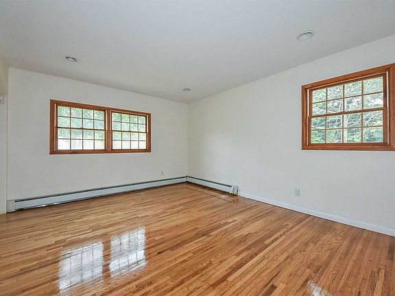 4th image of 83 Fairfield Ln