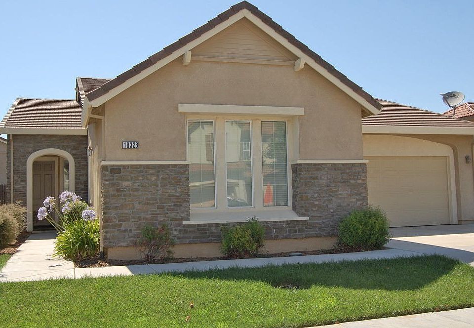 Front w/3-car garage