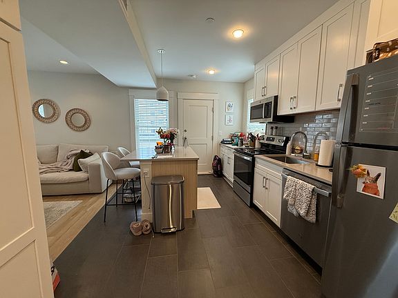 3rd image of 208-210 Banks St #2A