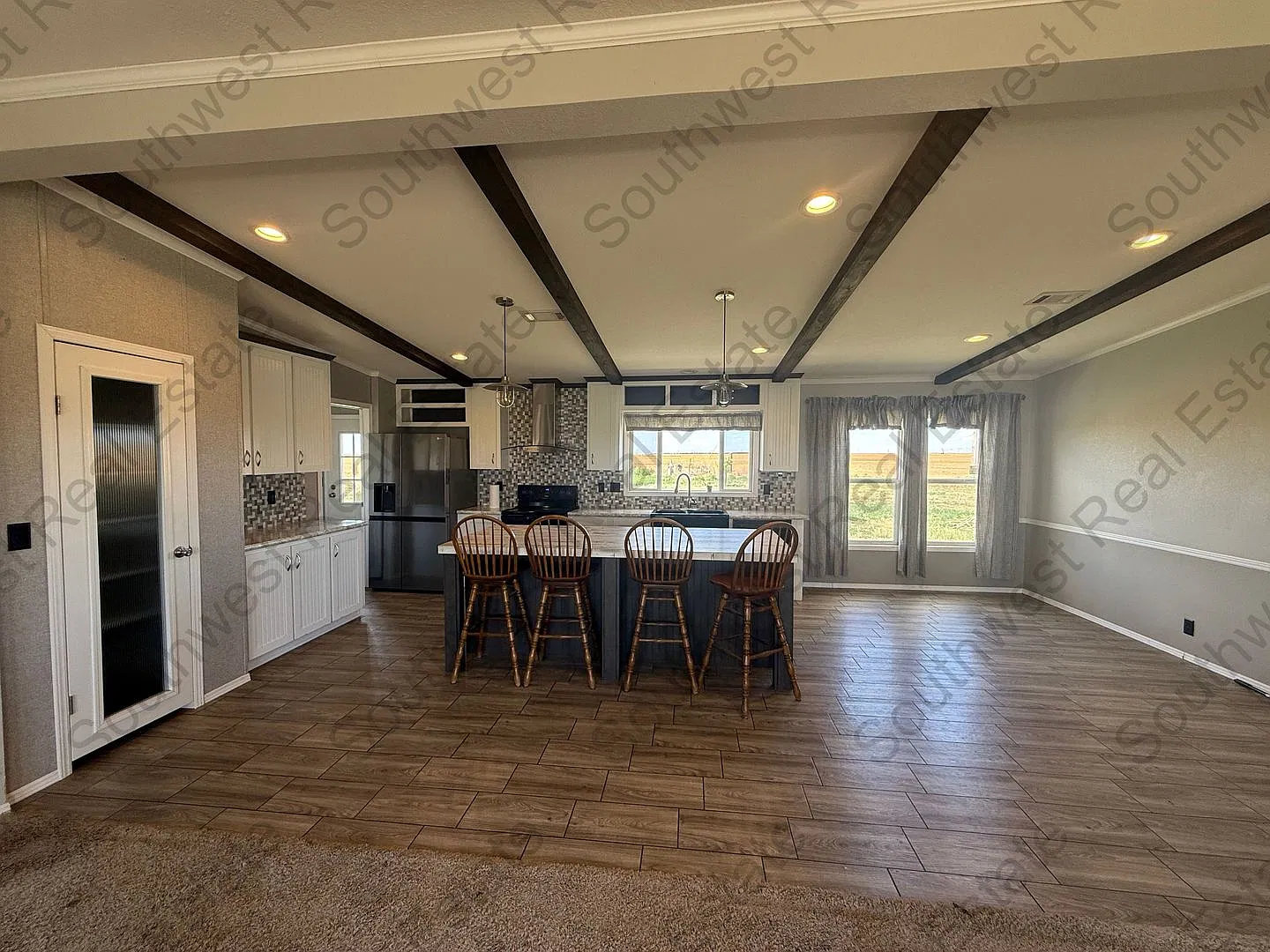 Spacious 3 bedroom 2 bath home — Photo 3