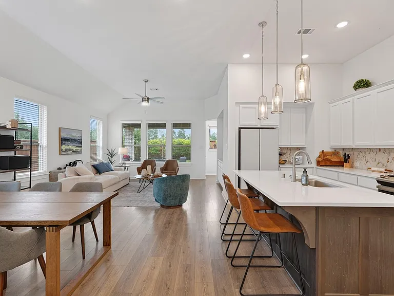 8145 Overland Grv — Photo 10