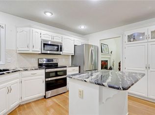 917 NE Kenwood Dr, Lees Summit, MO 64064