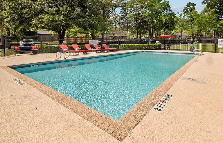 Hollytree Apartments — Photo 40