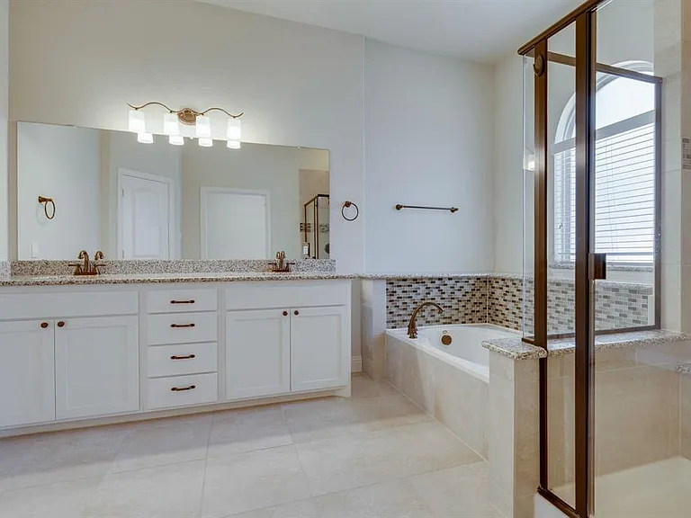4221 Broadway Ave — Photo 24