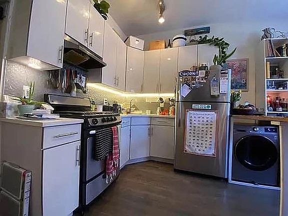 3rd image of 364 Bainbridge St APT 3
