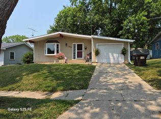 1238 Hillcrest Ln, Freeport, IL 61032