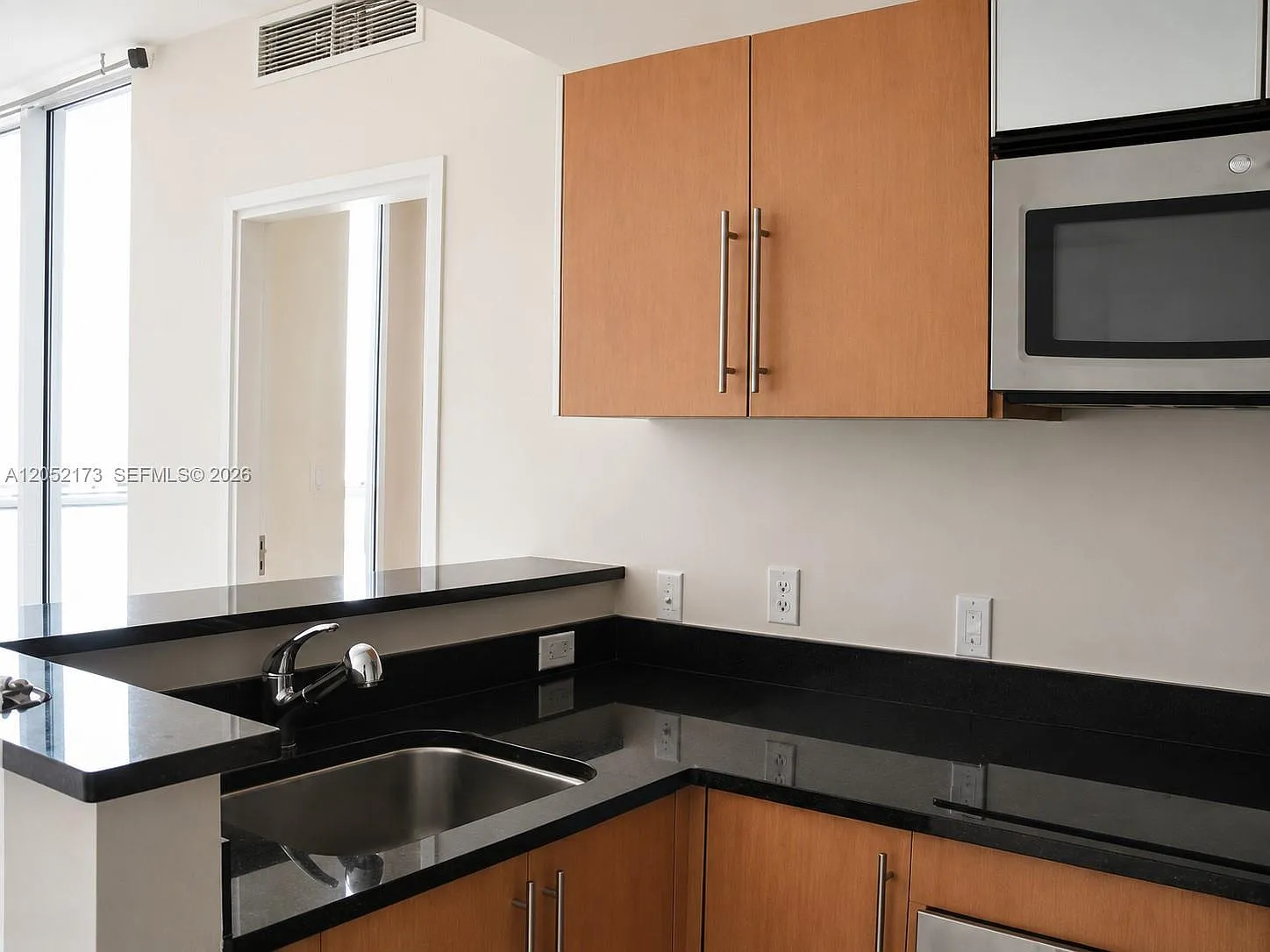 Met 01 Condo — Photo 3