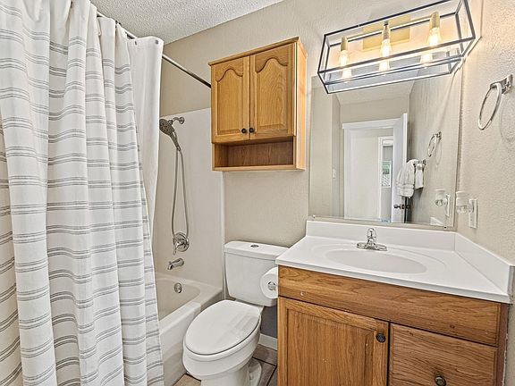 5th image of 906 Oleander Ln