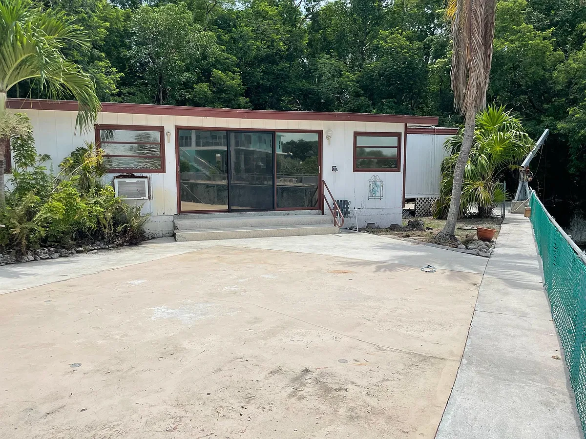 Building Photo - 893 Tropical Ln