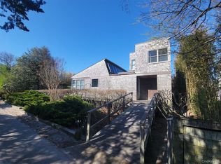 28 Oak St, Bay Shore, NY 11706