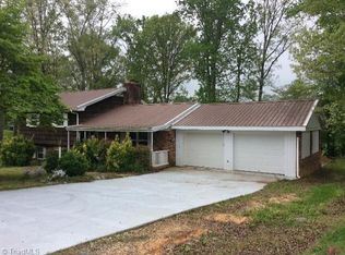 1620 E Fairfield Dr, Mount Airy, NC 27030