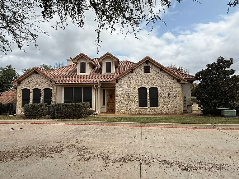 306 Enclave Cir — Photo 2