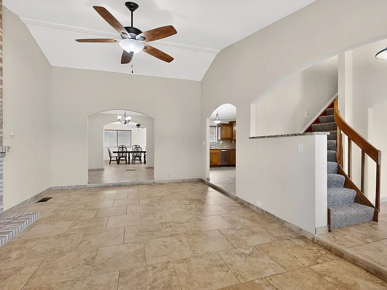 5612 Chelwood Park Blvd NE — Photo 5