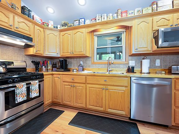 23rd image of 124 Graystone Dr