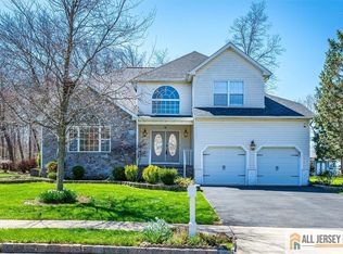 5 Labrador Dr S, Kendall Park, NJ