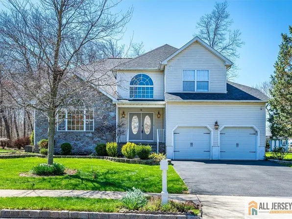 5 Labrador Dr S, Kendall Park, NJ 08824