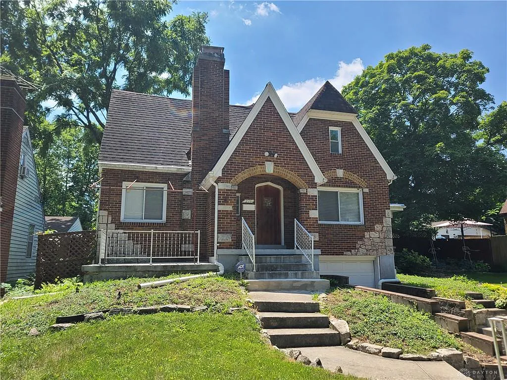 276 E Melford Ave photo 1