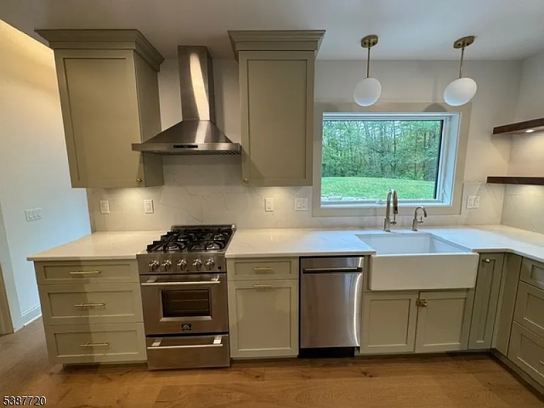 24 Lakeview Point Ave — Photo 6