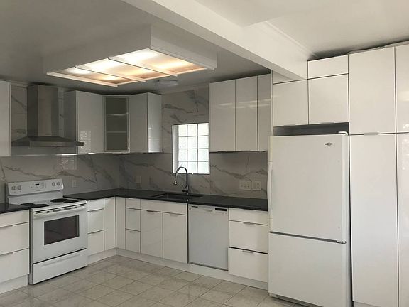 2nd image of 870 W 19th Ave