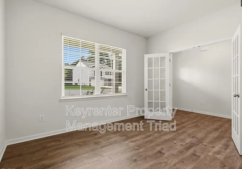 5 bed, 3.0 bath, 2520 sqft, $2,700 — Photo 4