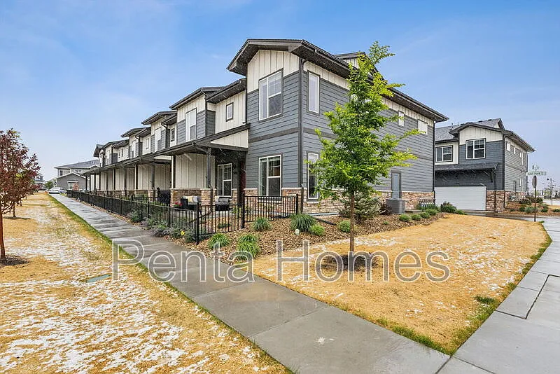 3 bed, 3.0 bath, 1595 sqft, $2,525 — Photo 2