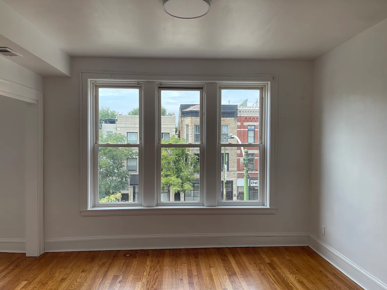 3 bed, 950 sqft, $2,450 — Photo 1
