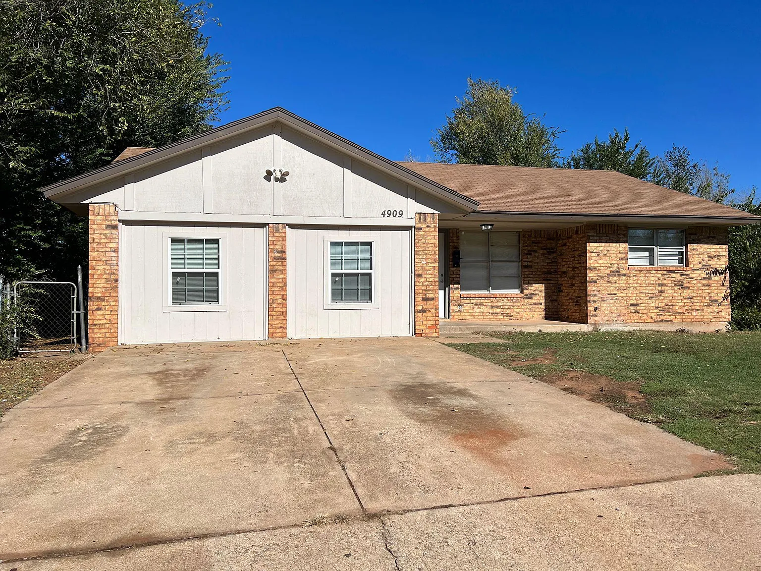 5 bed, 1376 sqft, $1,550 — Photo 1