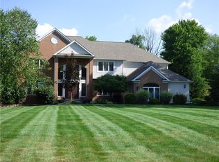 6975 Woodlands Ln, Solon, OH 44139