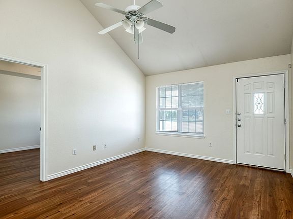 2nd image of 108 Live Oak Cir