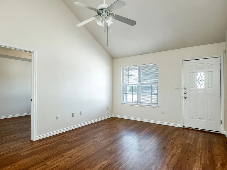 108 Live Oak Cir — Photo 2