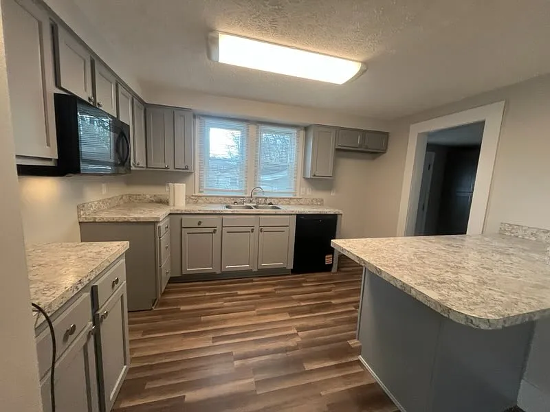 3 bed, 1.5 bath, 1492 sqft, $1,295 — Photo 3