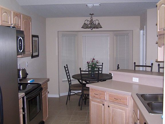 kitchen w breakfast nook