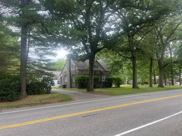 69 Lovejoy Rd, Andover, MA 01810