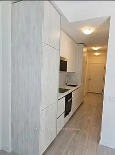 400 King St W #812