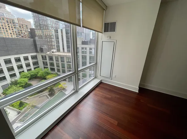 60 Riverside Boulevard image 3 of 20