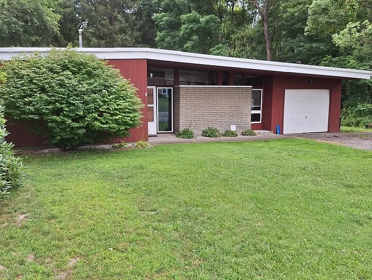 3102 Saranac Dr — Photo 2