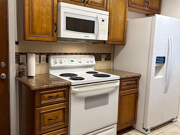 2nd image of 831 Acorn Ln